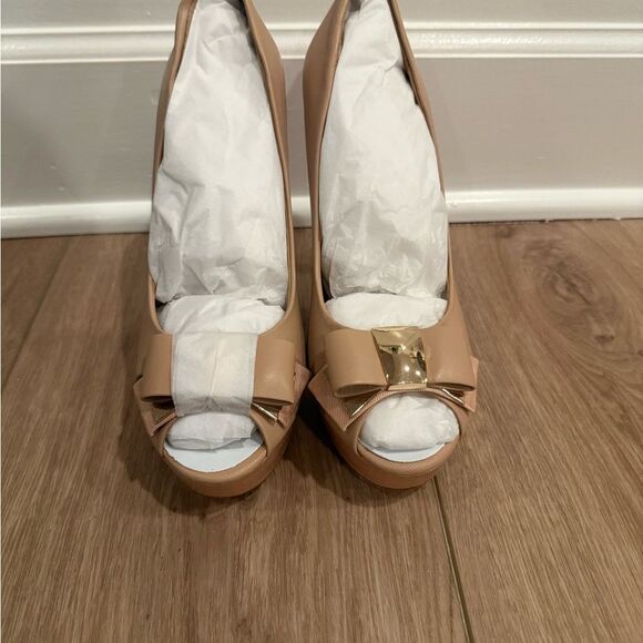 Badgley Mischka Conary Tan Peep-Toe Pump Heels with Bow Detail - Picture 3 of 8